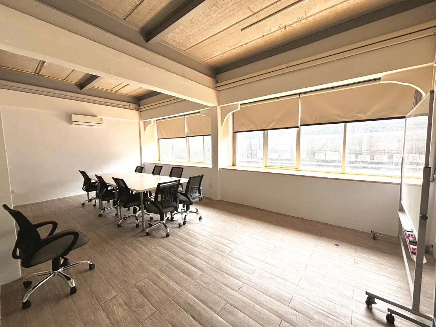 พื้นที่สำนักงานให้เช่า พหลโยธิน ใกล้ BTS อารีย์–สะพานควาย พร้อม Meeting Room · ภาพย่อ 2