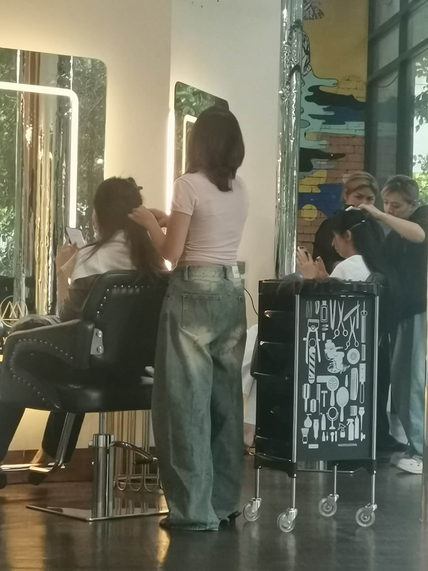 เซ้งร้านเสริมสวย อยู่ท้ายซอยสุขุมวิท 39 ตึกดีกรีสแคว์ เพชรบุรี38/1 มีฐานลูกค้าประจำเยอะ ลูกค้าเกรด ระดับพรีเมี่ยม · ภาพย่อ 1